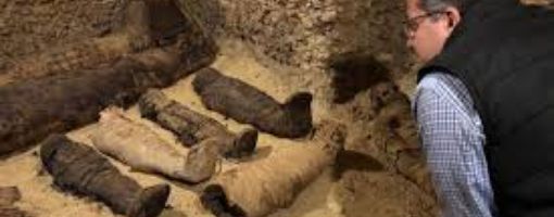 Археологи нашли в Египте 50 мумий, 12 из которых - дети. Кем были эти люди