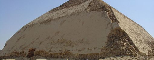 В Египте открыли для посещения уникальную "ломаную" пирамиду