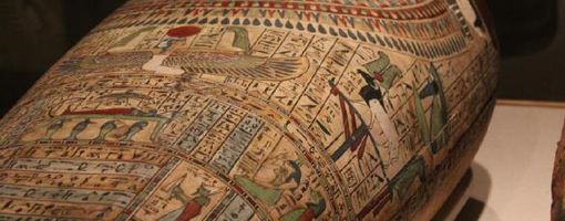 Египетские археологи обнаружили в древнем саркофаге восковую копию головы мумии 
