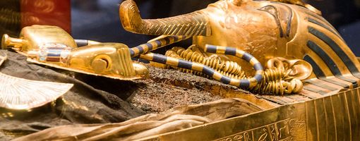 В Египте впервые показали золотые украшения Тутанхамона
