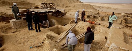 Археологи обнаружили в Египте мумии писаря и рыбы