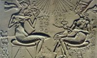 Атон над Нефертити и Эхнатоном