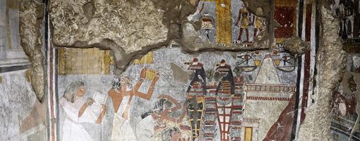 В Египте открыли древние гробницы с яркими рисунками и статуями