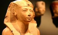 В Египте археологи нашли саркофаг с мумией девочки в роскошных ожерельях