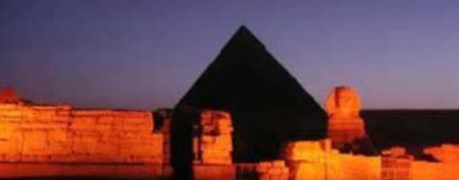 У подножия пирамид